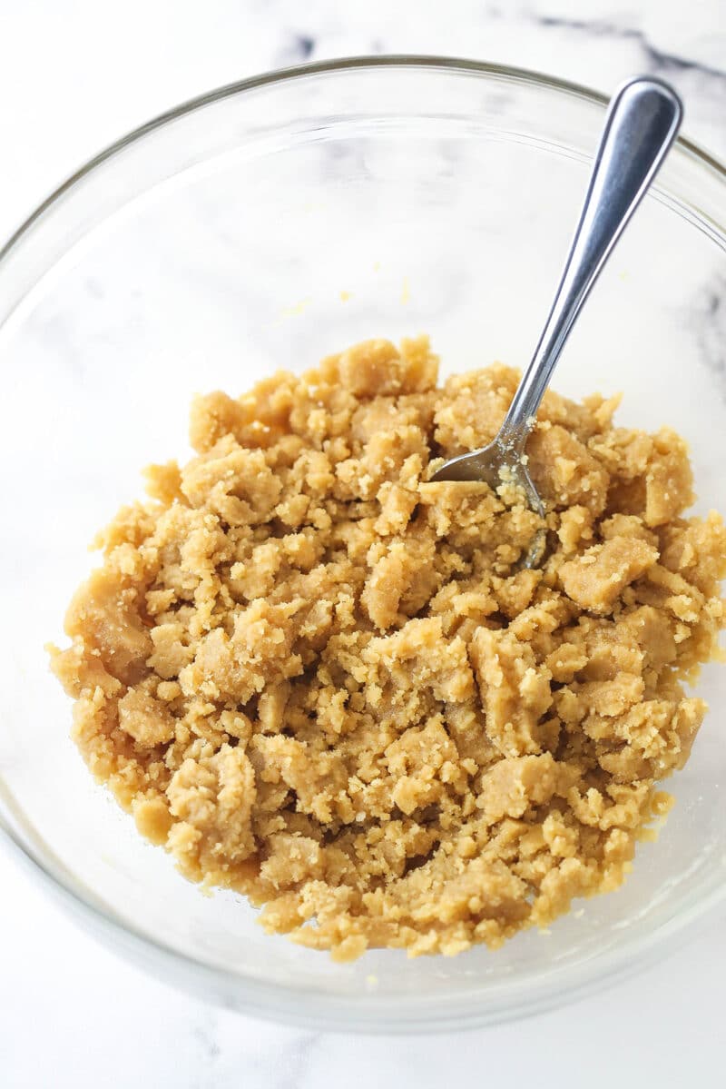 Crumbly caramel in a glass bowl