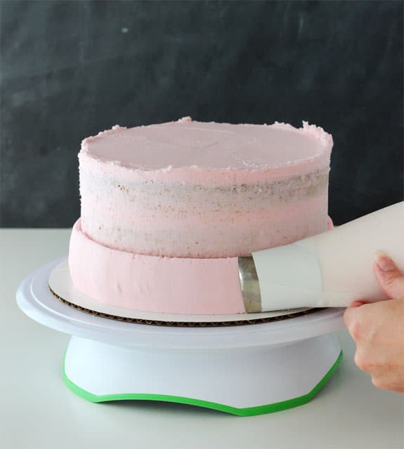 piping edges on cake
