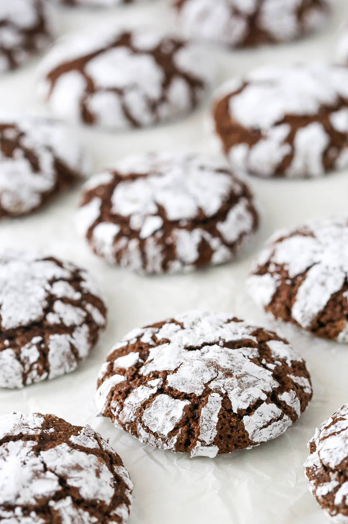 https://www.lifeloveandsugar.com/wp-content/uploads/2017/09/Chocolate-Crinkle-Cookies1-1.jpg