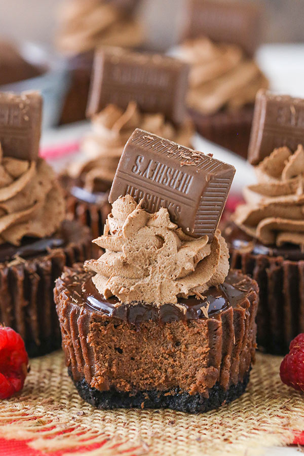 https://www.lifeloveandsugar.com/wp-content/uploads/2018/07/Mini-Chocolate-Cheesecakes5.jpg