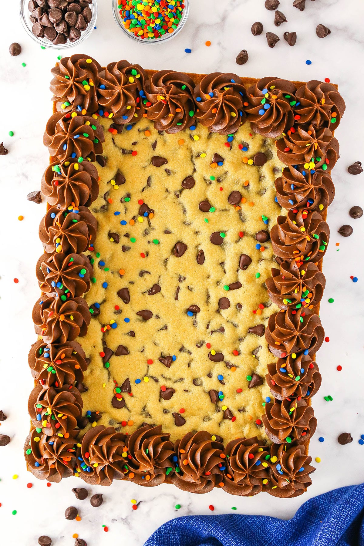 https://www.lifeloveandsugar.com/wp-content/uploads/2022/07/Sheet-Pan-Chocolate-Chip-Cookie-Cake1.jpg