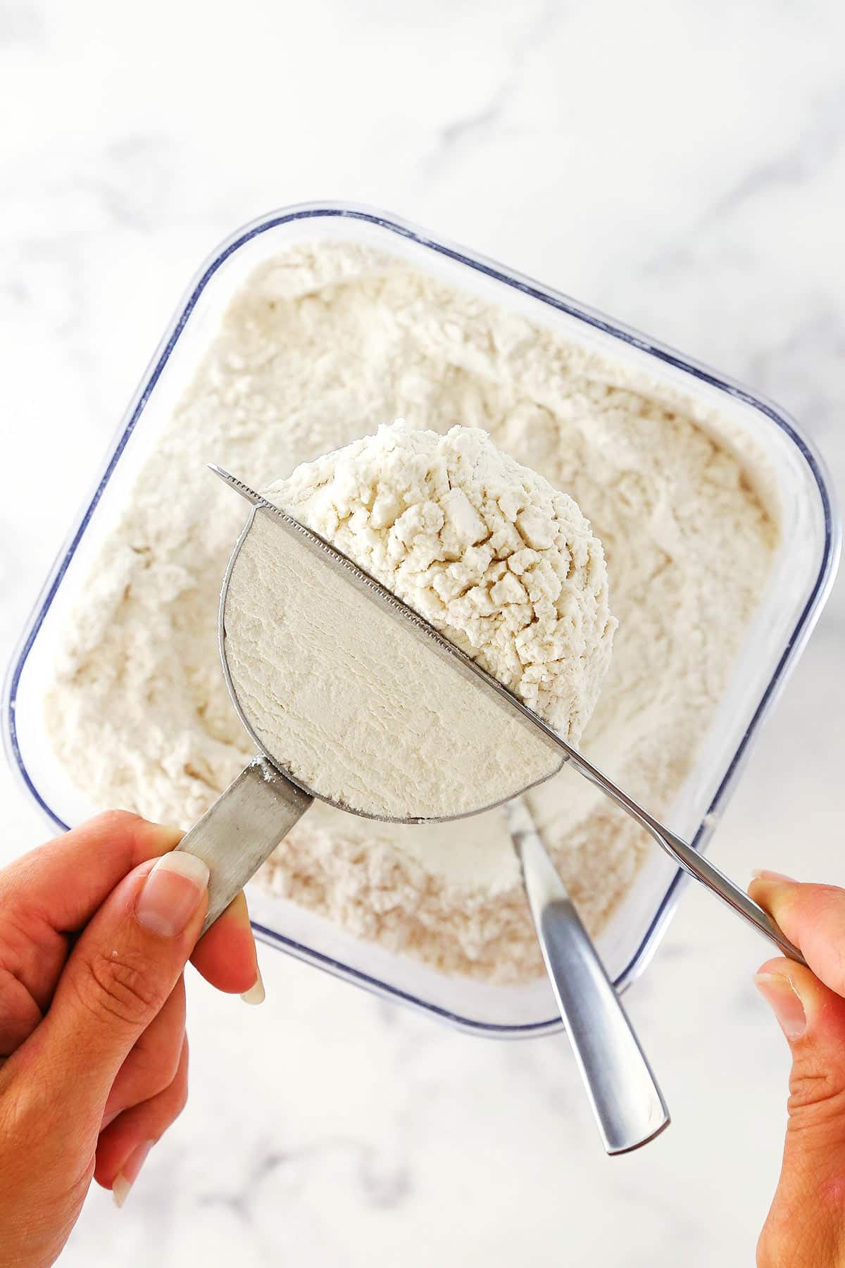 How To Measure Flour Correctly (Scoop & Level Method) - Sweets & Thank You