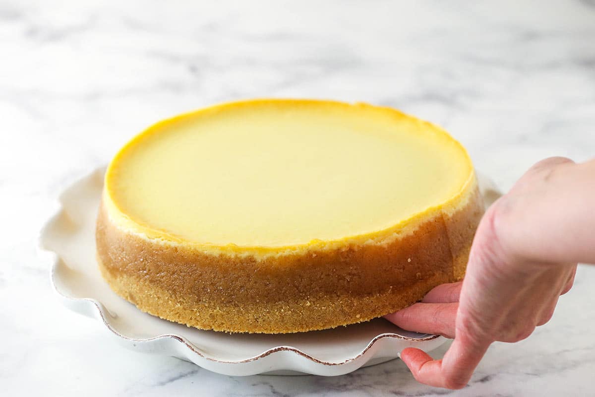 https://www.lifeloveandsugar.com/wp-content/uploads/2023/03/How-to-remove-cheesecake-from-springform-pan11.jpg