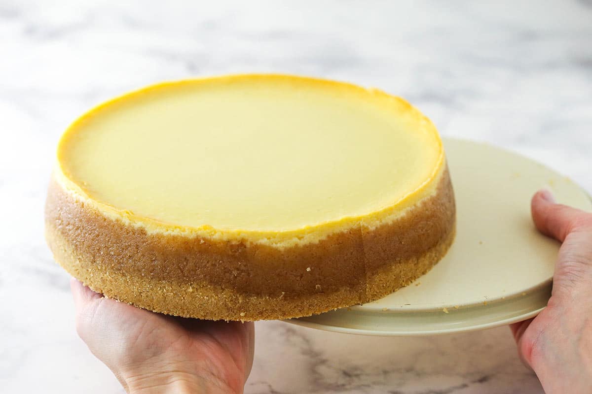 How to line the base of a cheesecake pan