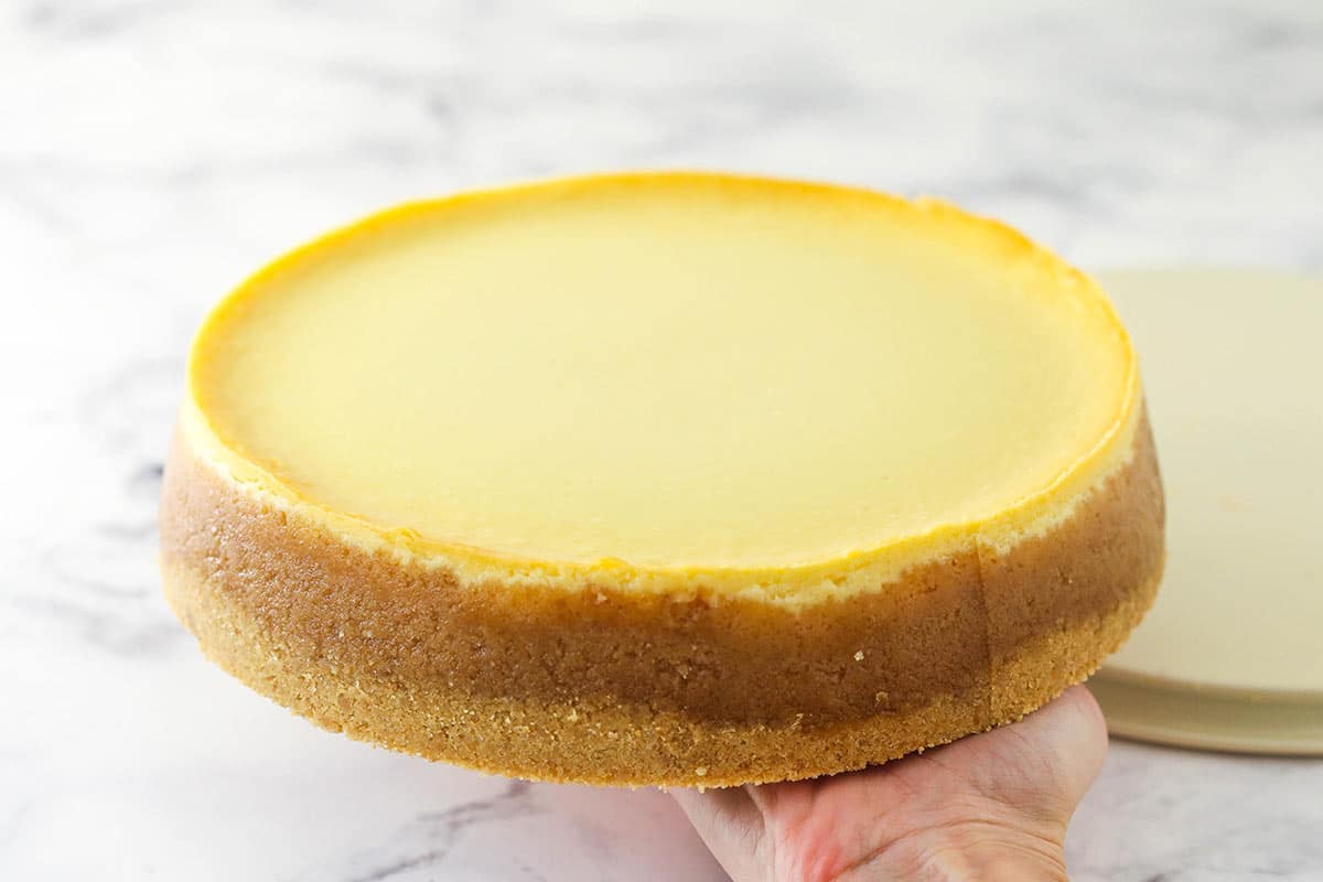 https://www.lifeloveandsugar.com/wp-content/uploads/2023/03/How-to-remove-cheesecake-from-springform-pan9.jpg