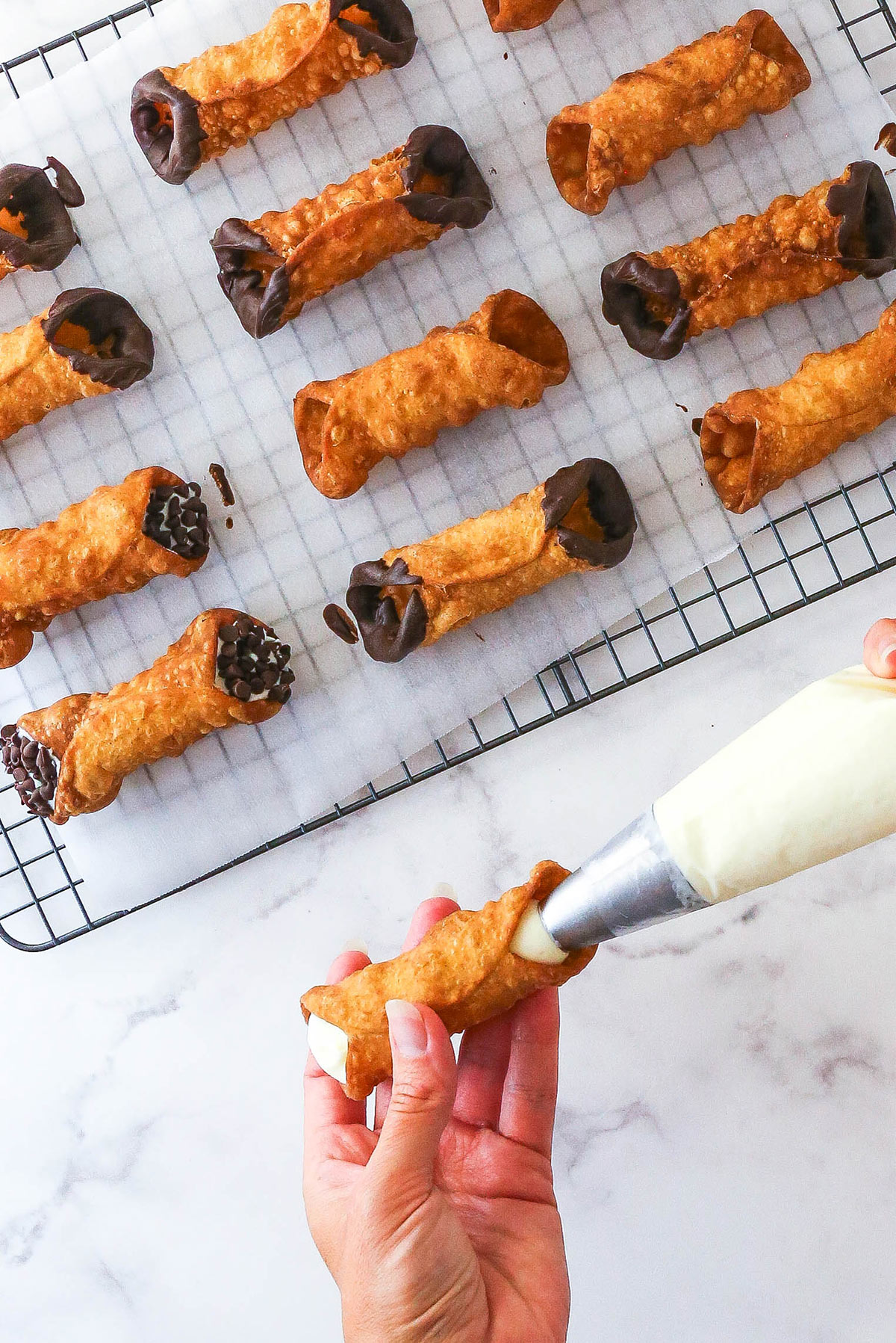 Filling a cannoli shell