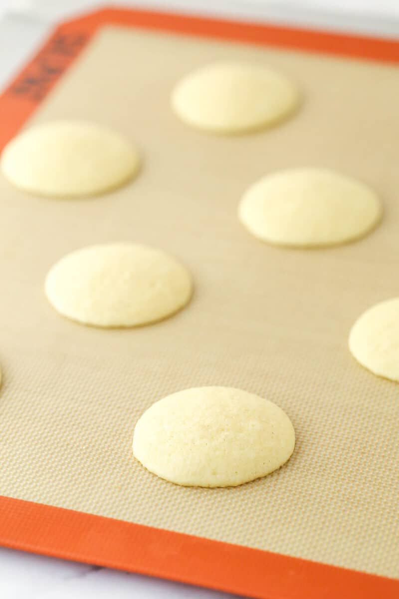 Baked cookies on a silicone mat.