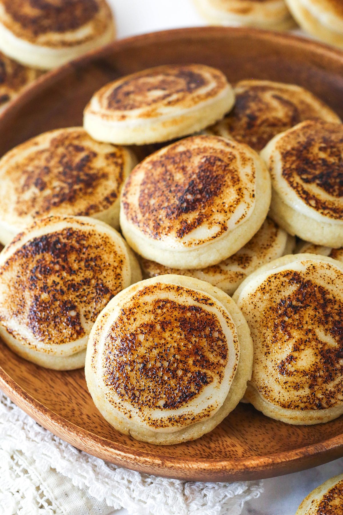 A plate of creme brulee cookies